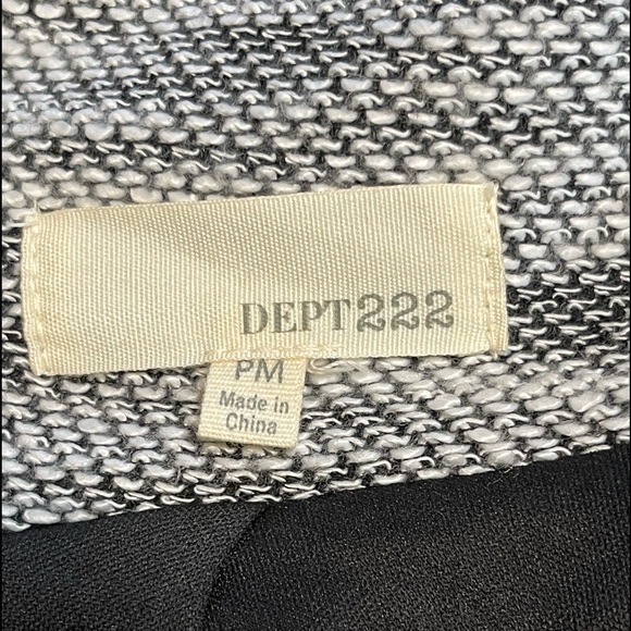 DEPT 222 Ladies Black and White Collared Zippered and Lined Jacket Preowned - Picture 11 of 15